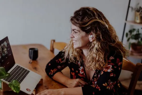 Alizée Eychenne, de l'École Buissonnière, souriante, anime une session de formation en visio depuis son ordinateur