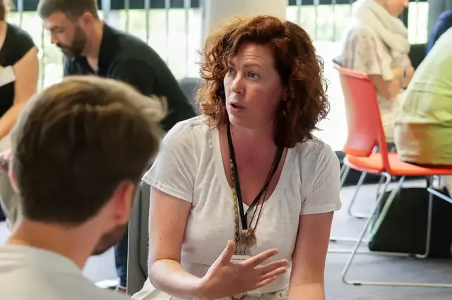 Elsa Baldan échange avec un participant pendant un atelier en intelligence collective