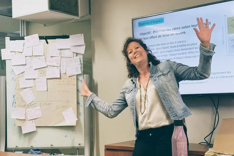 Elsa Baldan présente une matrice d'impact : les idées notées sur des fiches sont classées selon leur impact et l'effort de mise en œuvre