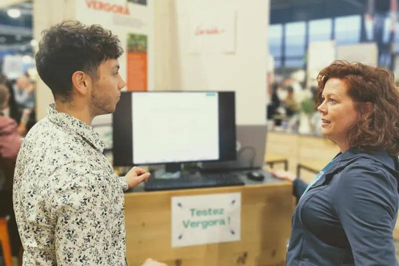Elsa Baldan échange avec un visiteur devant le poste « Testez Vergora ! », lors d'un test de l'outil avec ses futurs utilisateurs