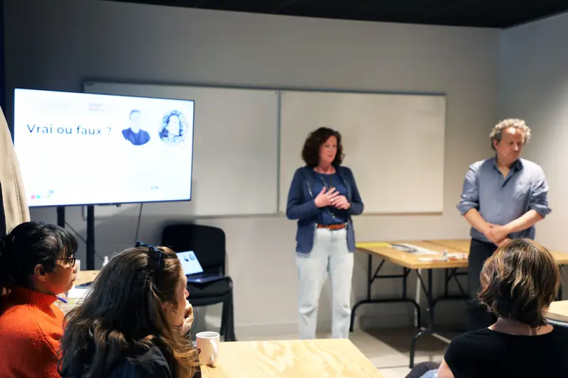 Elsa Baldan et Ghislain Décréau facilitent un Café IA au ō79 devant un petit groupe de participants