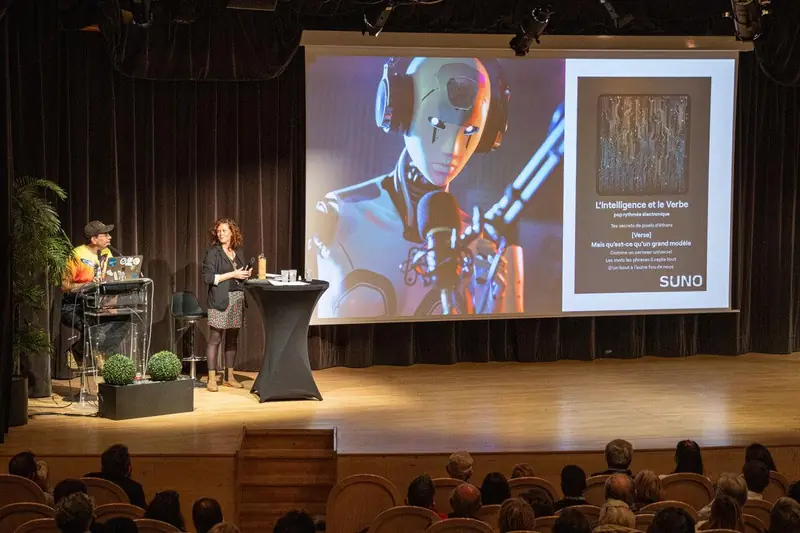 Elsa Baldan sur scène avec Jérôme Chambard et Alexandre Jenny lors de la conférence « Dis-moi, c’est quoi l’IA ? », au Manège à Chambéry