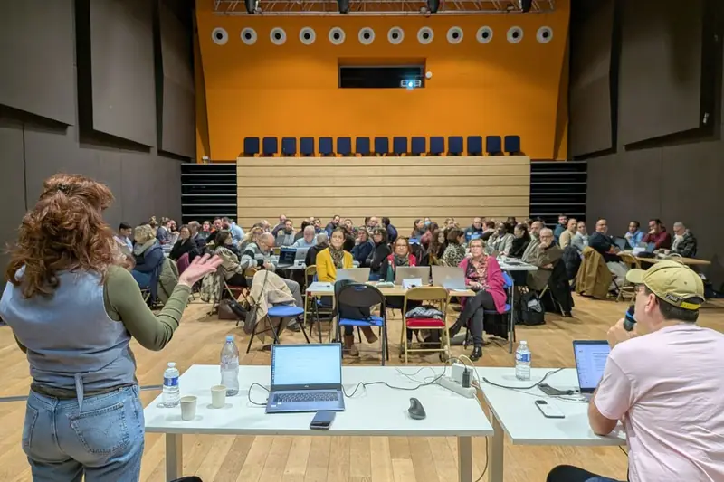 Elsa Baldan facilite la rencontre annuelle des cadres de la Ville de Chatou, devant une centaine de managers réunis en salle